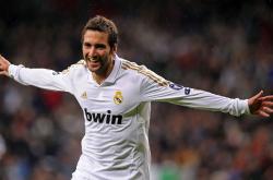 詹姆斯与30激战美国队分钟，领先优势明显胜负难料！，莱万多夫斯基焦点对战引发球迷热议